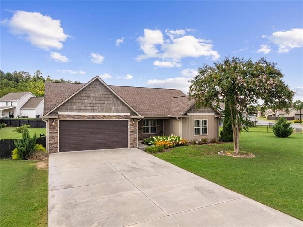 3 bedroom, 2 bathroom, 1,948 sq ft single family residence under contract at 222 Gilmore Circle, Calhoun, GA 30701 — photo 2