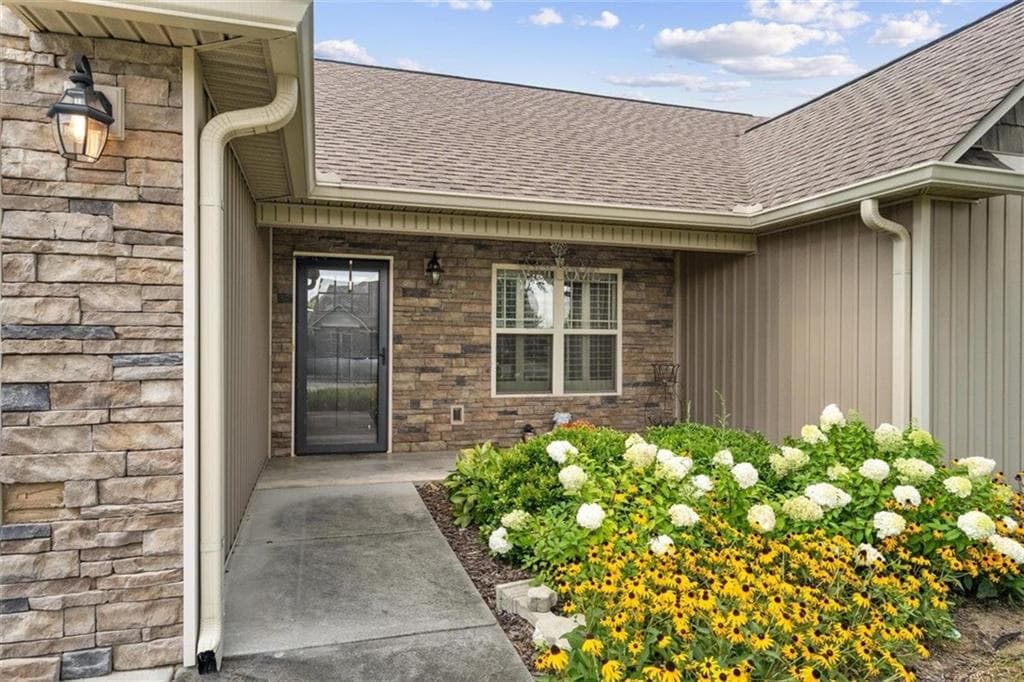3 bedroom, 2 bathroom, 1,948 sq ft single family residence under contract at 222 Gilmore Circle, Calhoun, GA 30701 — photo 3