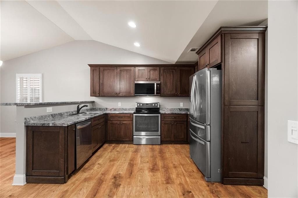 3 bedroom, 2 bathroom, 1,948 sq ft single family residence under contract at 222 Gilmore Circle, Calhoun, GA 30701 — photo 9