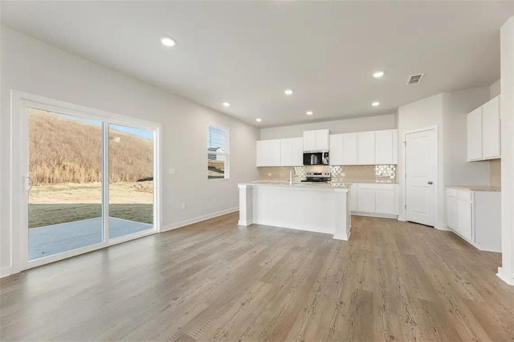 5 bedroom, 4 bathroom, 2,774 sq ft single family residence under contract at 5671 Rosehall Place, South Fulton, GA 30349 — photo 5