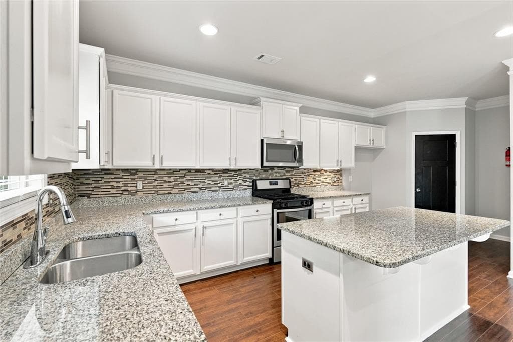 5 bedroom, 3 bathroom, 2,722 sq ft single family residence for sale at 268 Oak Road, Lawrenceville, GA 30044 — photo 5