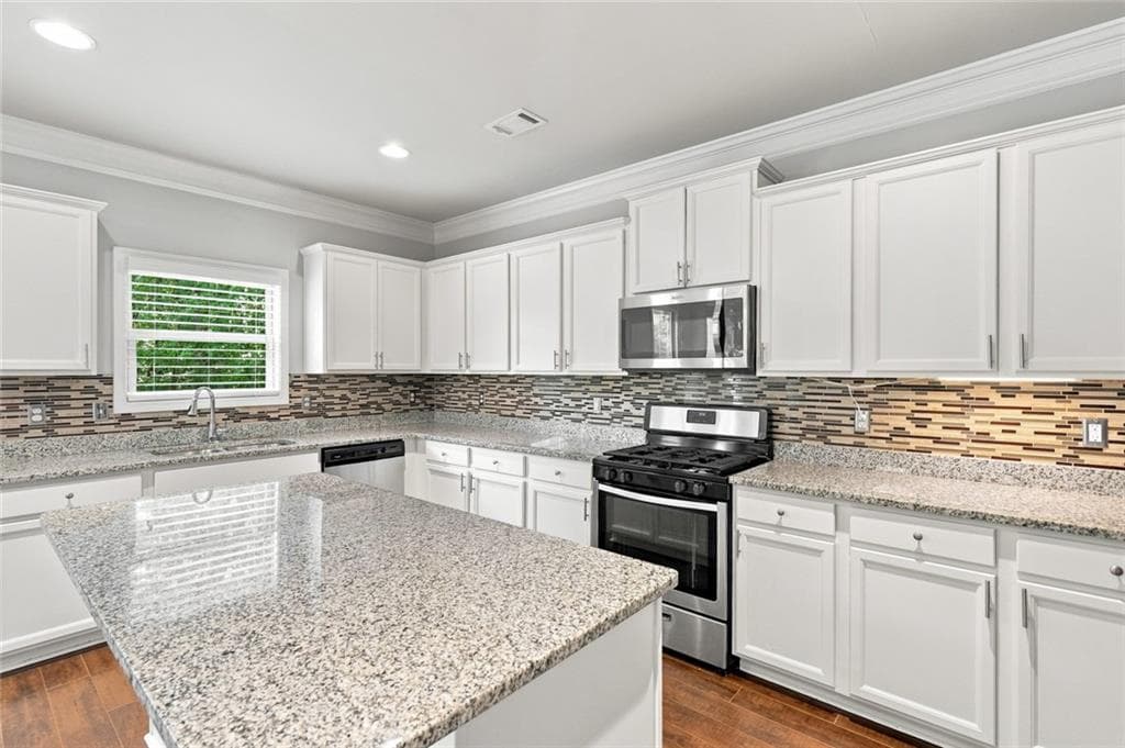 5 bedroom, 3 bathroom, 2,722 sq ft single family residence for sale at 268 Oak Road, Lawrenceville, GA 30044 — photo 3