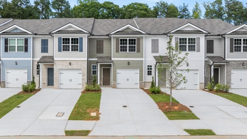 3 bedroom, 3 bathroom, 1,508 sq ft townhouse under contract at 6002 Skylar Drive, South Fulton, GA 30331
