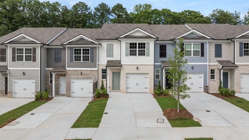 3 bedroom, 3 bathroom, 1,508 sq ft townhouse under contract at 6008 Skylar Drive, South Fulton, GA 30331