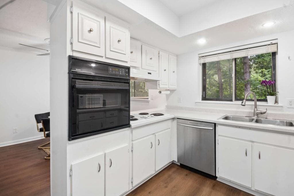 3 bedroom, 4 bathroom, 1,974 sq ft townhouse for sale at 7345 Cardigan Circle, Atlanta, GA 30328 — photo 5