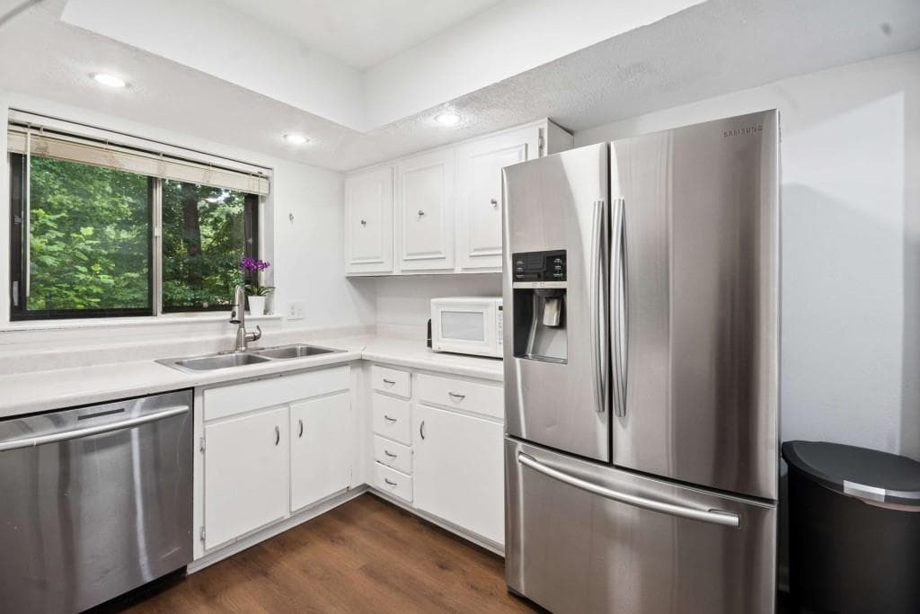 3 bedroom, 4 bathroom, 1,974 sq ft townhouse for sale at 7345 Cardigan Circle, Atlanta, GA 30328 — photo 7