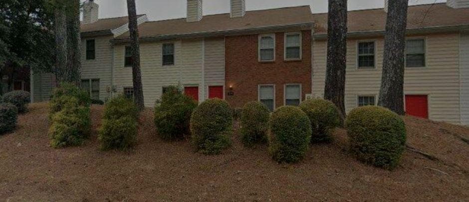 2 bedroom, 3 bathroom, 1,240 sq ft townhouse for rent at 1050 Old Holcomb Bridge Road, Roswell, GA 30076 for $1,599 a month — photo 1 of 15