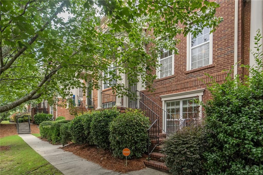 3 bedroom, 4 bathroom, 2,268 sq ft townhouse for sale at 2450 Natoma Court 11, Smyrna, GA 30080 — photo 2