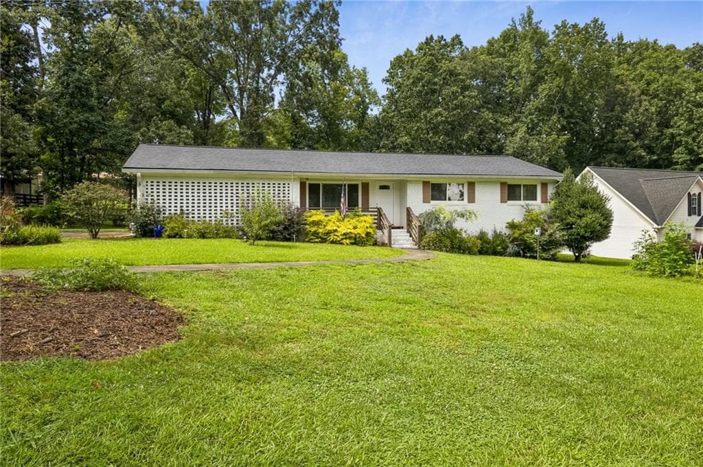 3 bedroom, 2 bathroom, 1,344 sq ft single family residence for sale at 1331 Owen Circle, Buford, GA 30518 — photo 3