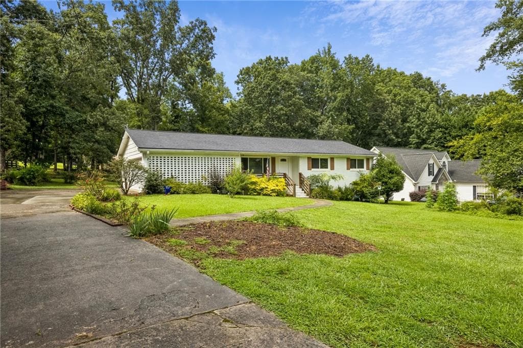 3 bedroom, 2 bathroom, 1,344 sq ft single family residence for sale at 1331 Owen Circle, Buford, GA 30518 — photo 4
