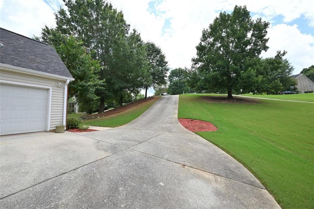 4 bedroom, 3 bathroom, 2,403 sq ft single family residence for sale at 529 Plantation Creek Drive, Loganville, GA 30052 — photo 3