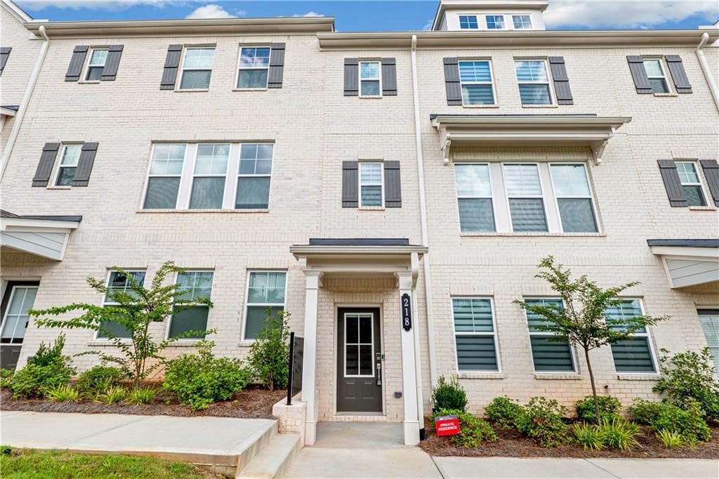 3 bedroom, 4 bathroom, 1,893 sq ft townhouse under contract at 218 Maycrest Path, Tucker, GA 30084 — photo 2