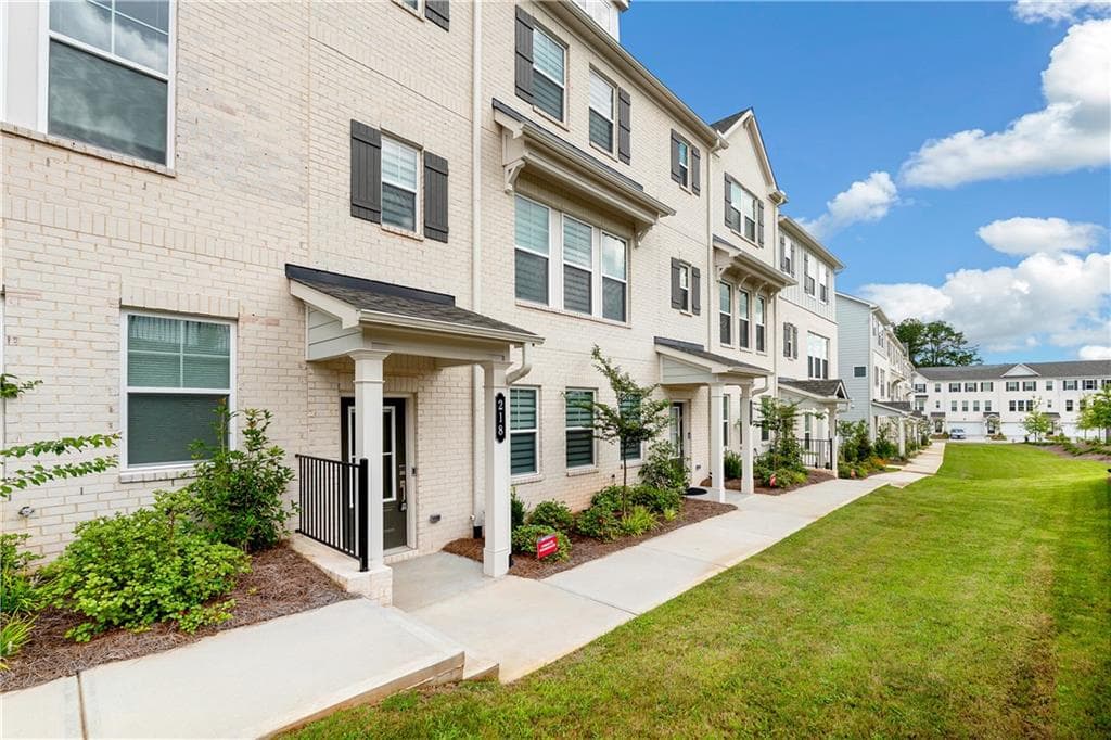 3 bedroom, 4 bathroom, 1,893 sq ft townhouse under contract at 218 Maycrest Path, Tucker, GA 30084 — photo 3