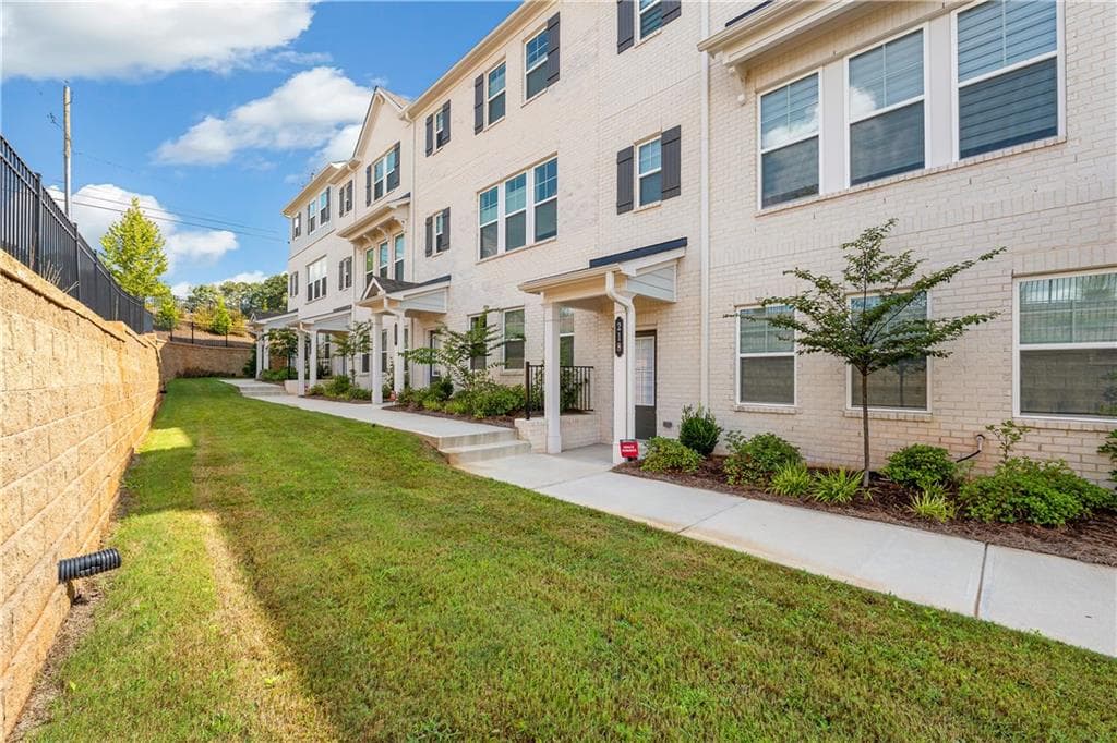 3 bedroom, 4 bathroom, 1,893 sq ft townhouse under contract at 218 Maycrest Path, Tucker, GA 30084 — photo 4