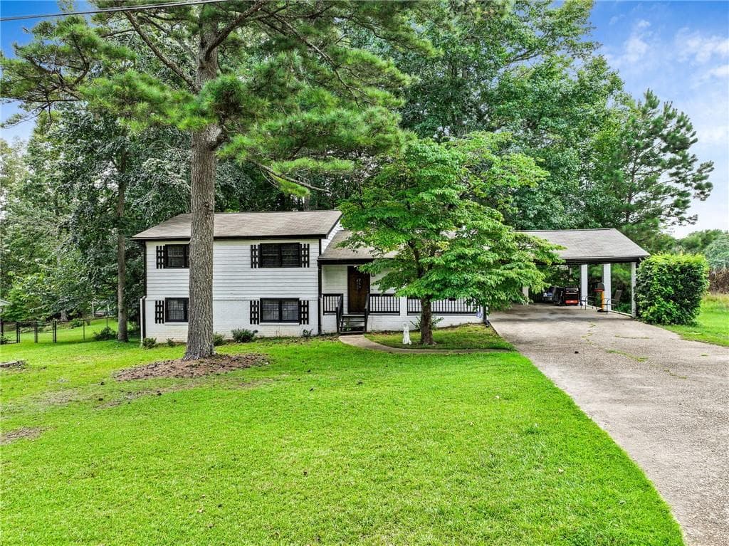 3 bedroom, 3 bathroom, 2,141 sq ft single family residence for sale at 3918 Sherwood Drive, Douglasville, GA 30135