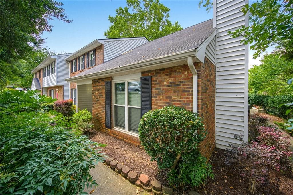 2 bedroom, 2 bathroom, 1,208 sq ft townhouse for sale at 3145 Cape Circle, Alpharetta, GA 30009 — photo 2