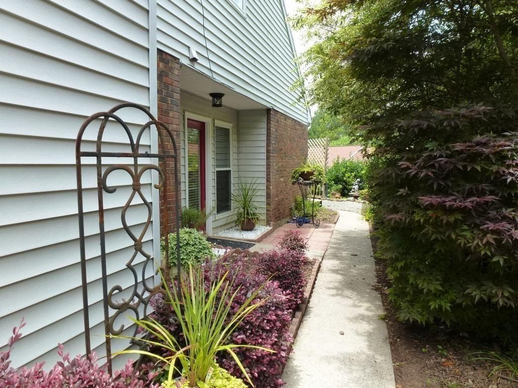 2 bedroom, 2 bathroom, 1,208 sq ft townhouse for sale at 3145 Cape Circle, Alpharetta, GA 30009 — photo 3