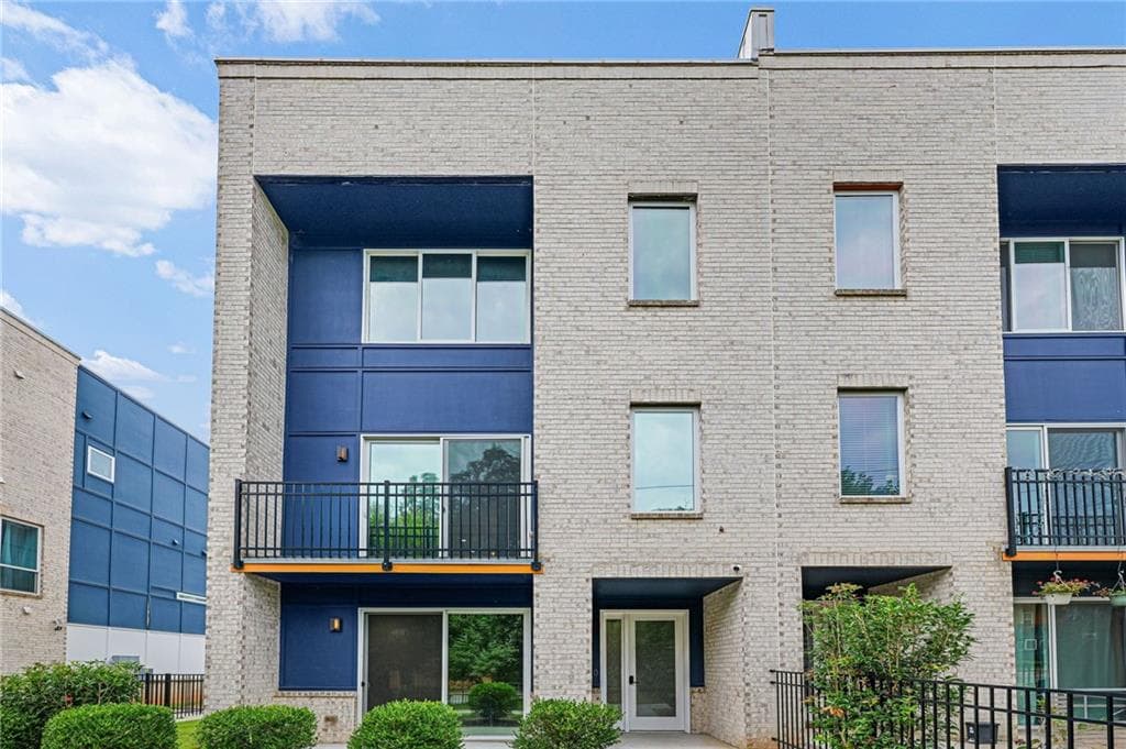 4 bedroom, 5 bathroom, 1,634 sq ft townhouse for sale at 1585 Rock Dam Drive, Atlanta, GA 30317 — photo 2