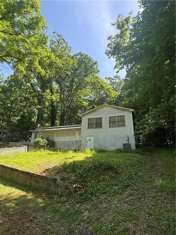 2 bedroom, 2 bathroom, 1,456 sq ft single family residence for sale at 2736 Ridgecrest Circle, Hiawassee, GA 30546 — photo 2