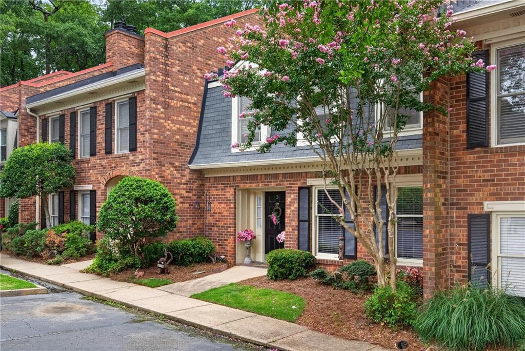 3 bedroom, 3 bathroom, 1,400 sq ft condominium for sale at 3 Pendleton Place, Atlanta, GA 30342 — photo 2