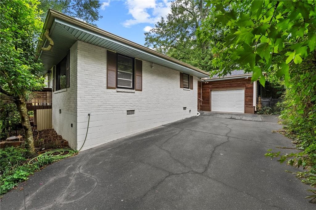 2 bedroom, 1 bathroom, 999 sq ft single family residence for sale at 1747 Crestridge Drive, Marietta, GA 30067