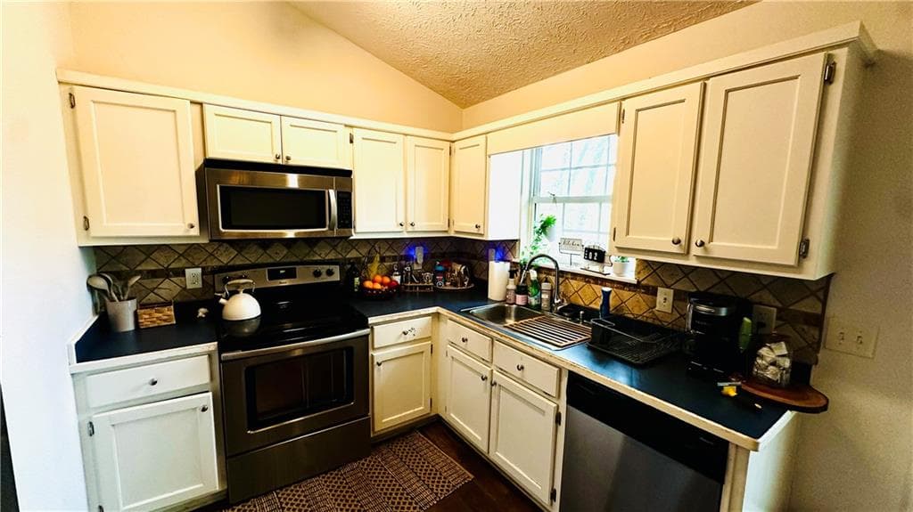 3 bedroom, 2 bathroom, 1,000 sq ft single family residence for sale at 6600 Crystal Cove Trail, Gainesville, GA 30506 — photo 4