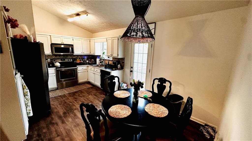 3 bedroom, 2 bathroom, 1,000 sq ft single family residence for sale at 6600 Crystal Cove Trail, Gainesville, GA 30506 — photo 6
