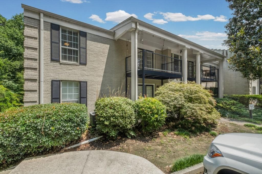 1 bedroom, 1 bathroom, 810 sq ft condominium for sale at 3613 Essex Avenue 60, Atlanta, GA 30339 — photo 3