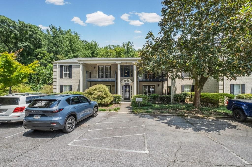 1 bedroom, 1 bathroom, 810 sq ft condominium for sale at 3613 Essex Avenue 60, Atlanta, GA 30339 — photo 4