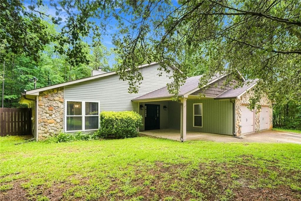 3 bedroom, 2 bathroom, 1,910 sq ft single family residence under contract at 4632 Yeager Road, Douglasville, GA 30135 — photo 3
