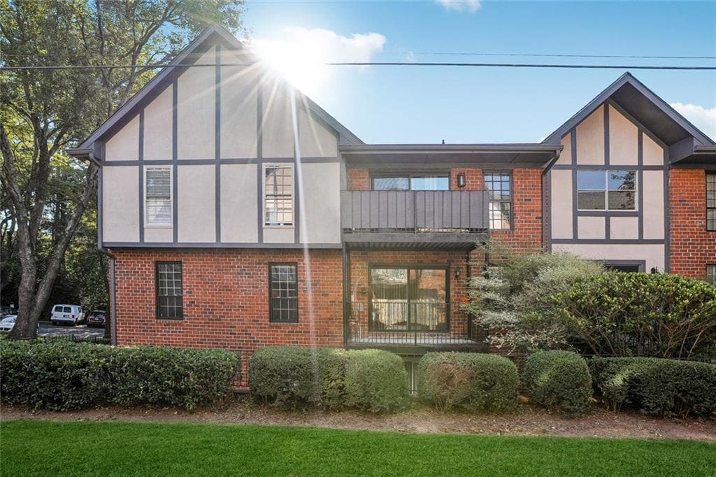 2 bedroom, 2 bathroom, 1,206 sq ft condominium for sale at 6851 Roswell Road F32, Sandy Springs, GA 30328 — photo 6