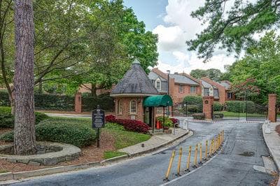 2 bedroom, 3 bathroom, 1,462 sq ft condominium for sale at 23116 Plantation Drive, Atlanta, GA 30324 — photo 3