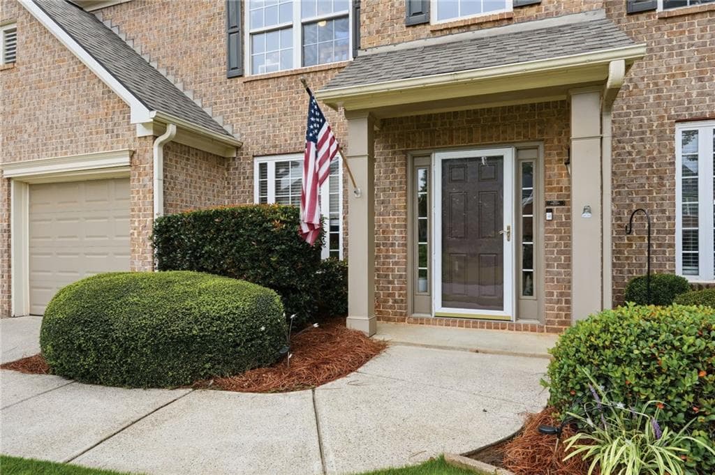 4 bedroom, 3 bathroom, 2,640 sq ft single family residence for sale at 5165 Huntington Crest Lane, Cumming, GA 30040 — photo 5