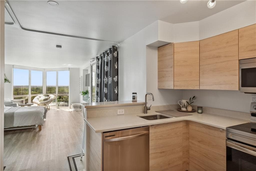 1 bedroom, 1 bathroom, 543 sq ft condominium for sale at 2870 Pharr Court 1808, Atlanta, GA 30305 — photo 2