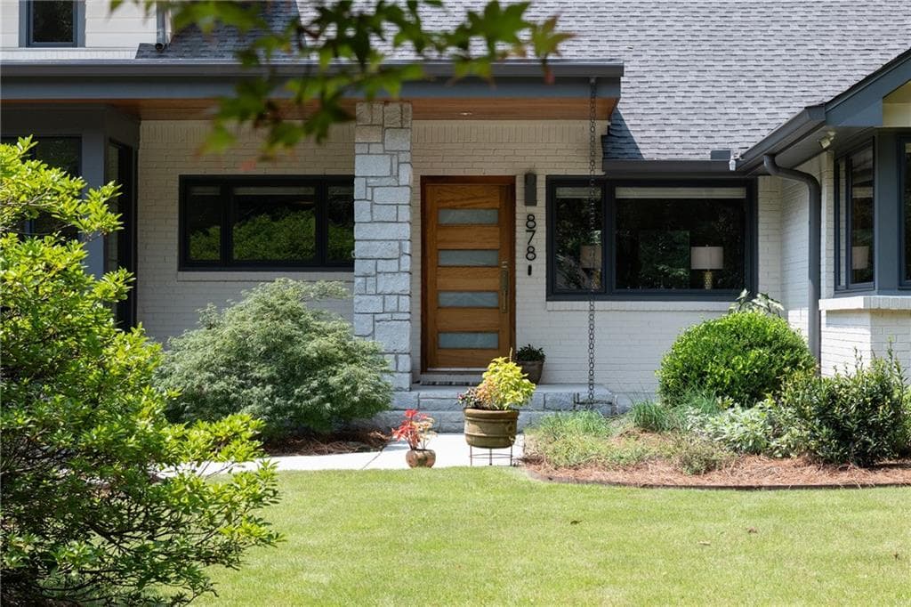 5 bedroom, 3 bathroom, 4,772 sq ft single family residence under contract at 878 Barton Woods Road, Atlanta, GA 30307 — photo 3