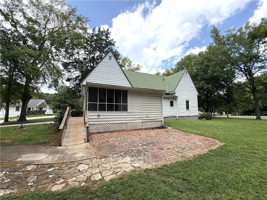 4 bedroom, 2 bathroom, 2,388 sq ft single family residence for rent at 599 Gordon Street, Jefferson, GA 30549 for $2,220 a month — photo 3