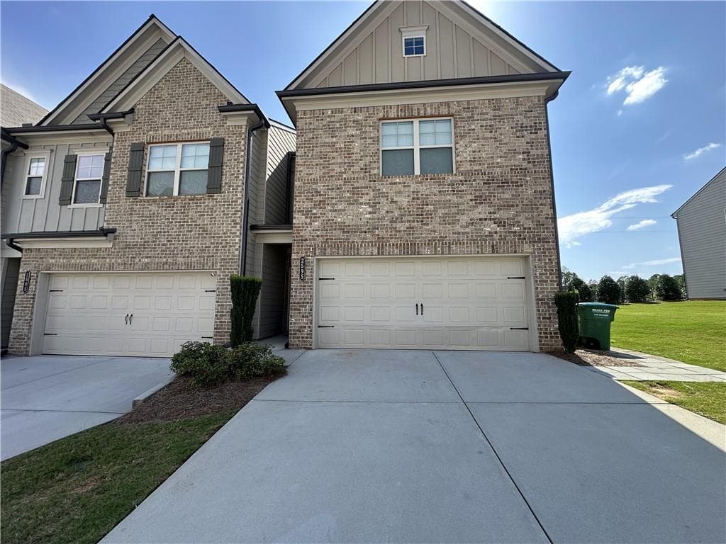3 bedroom, 3 bathroom, 1,928 sq ft townhouse for sale at 2595 Norwich Trace, Snellville, GA 30078 — photo 2