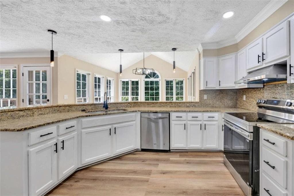 6 bedroom, 4 bathroom, 3,374 sq ft single family residence for sale at 1412 Crooked Tree Circle, Stone Mountain, GA 30088 — photo 7