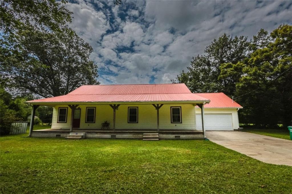 3 bedroom, 2 bathroom, 1,960 sq ft single family residence for sale at 221 Chigger Ridge Road, Carnesville, GA 30521 — photo 2