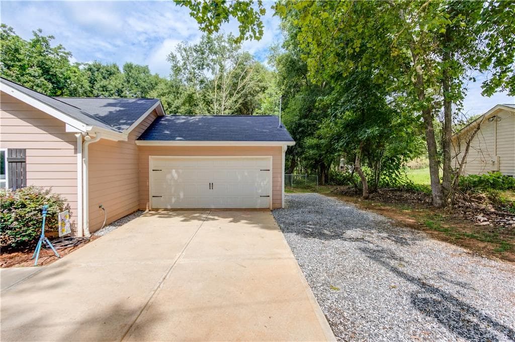 3 bedroom, 2 bathroom, 1,411 sq ft single family residence for sale at 418 Starrs Bridge Road, Canon, GA 30520 — photo 4