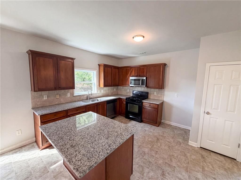 4 bedroom, 3 bathroom, 2,774 sq ft single family residence under contract at 7328 Toccoa Circle, Union City, GA 30291 — photo 2