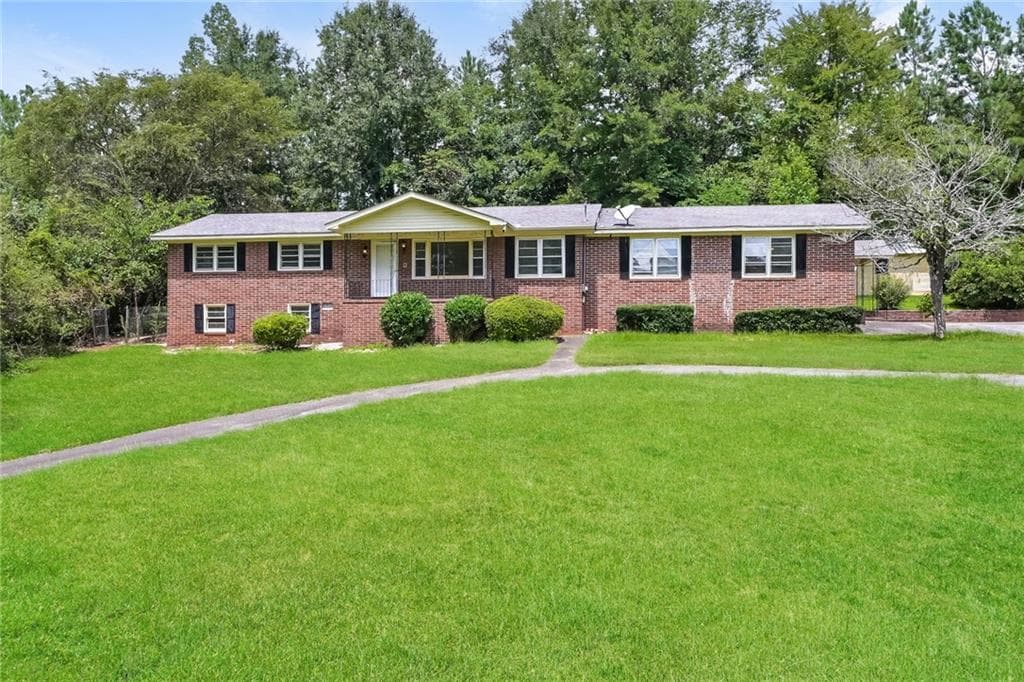2 bedroom, 2 bathroom, 2,028 sq ft single family residence for sale at 192 Sun Valley Drive, Macon, GA 31211