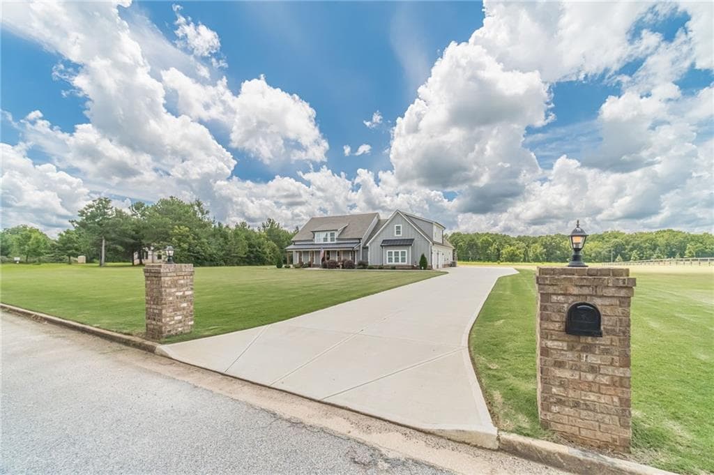 4 bedroom, 3 bathroom, 3,050 sq ft single family residence for sale at 302 Savannah Drive, Mansfield, GA 30055 — photo 2