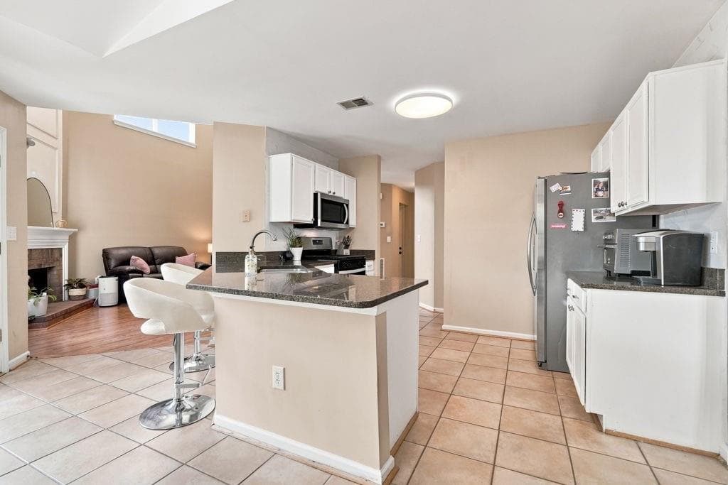 3 bedroom, 3 bathroom, 2,117 sq ft single family residence for sale at 15000 Crabapple Lake Drive, Roswell, GA 30076 — photo 4
