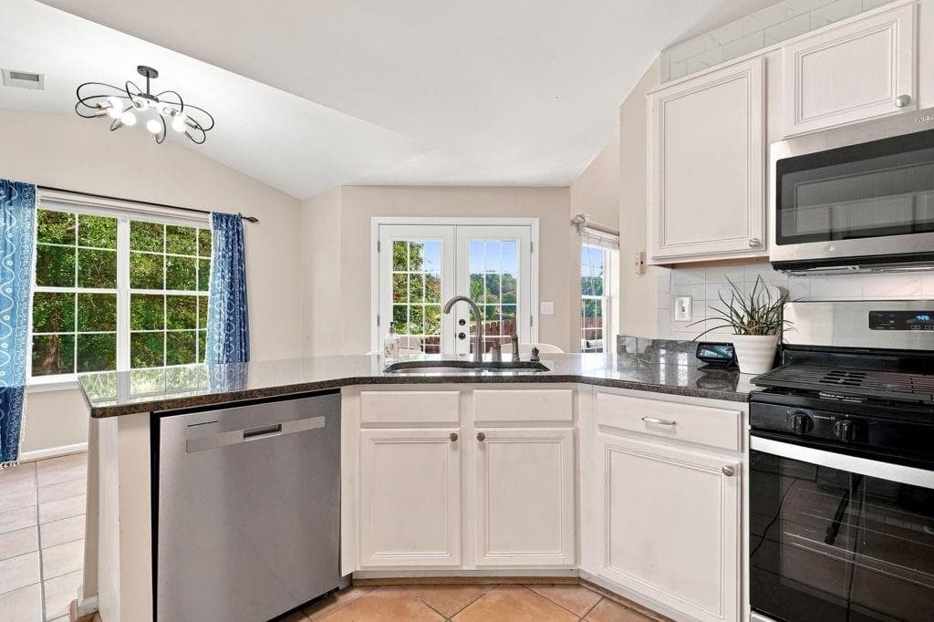 3 bedroom, 3 bathroom, 2,117 sq ft single family residence for sale at 15000 Crabapple Lake Drive, Roswell, GA 30076 — photo 5