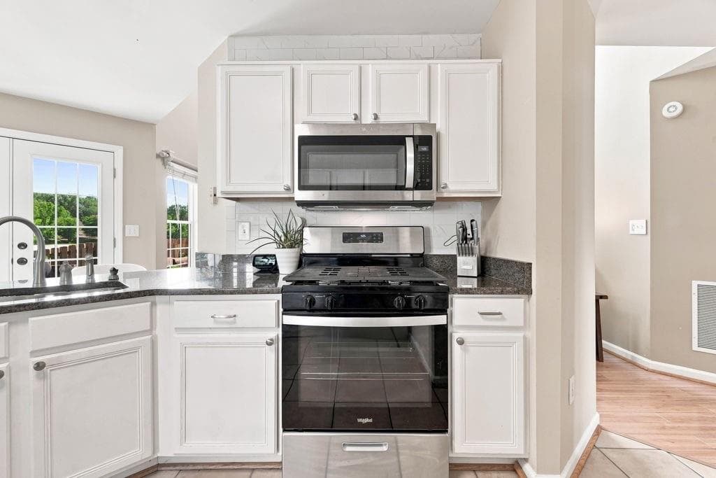 3 bedroom, 3 bathroom, 2,117 sq ft single family residence for sale at 15000 Crabapple Lake Drive, Roswell, GA 30076 — photo 6