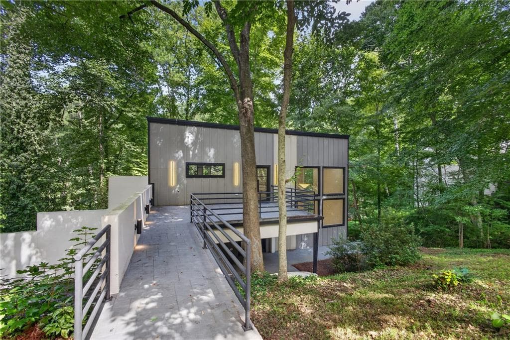 4 bedroom, 5 bathroom, 3,051 sq ft single family residence under contract at 1153 Dawn View Lane, Atlanta, GA 30327 — photo 2