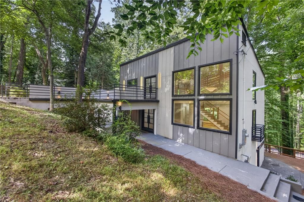 4 bedroom, 5 bathroom, 3,051 sq ft single family residence under contract at 1153 Dawn View Lane, Atlanta, GA 30327 — photo 4