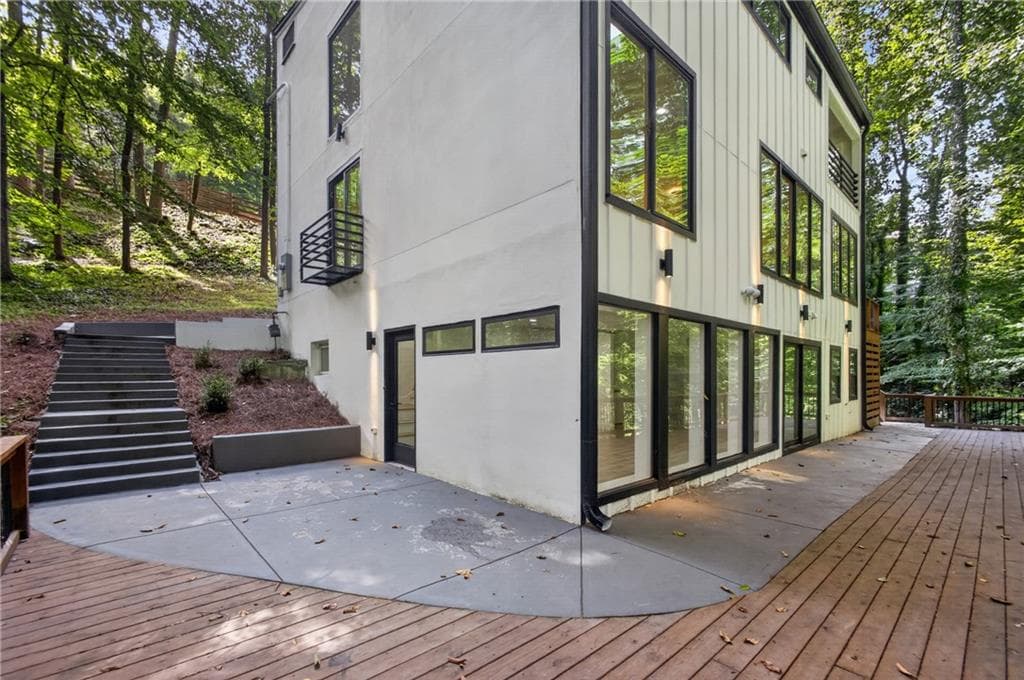4 bedroom, 5 bathroom, 3,051 sq ft single family residence under contract at 1153 Dawn View Lane, Atlanta, GA 30327 — photo 6
