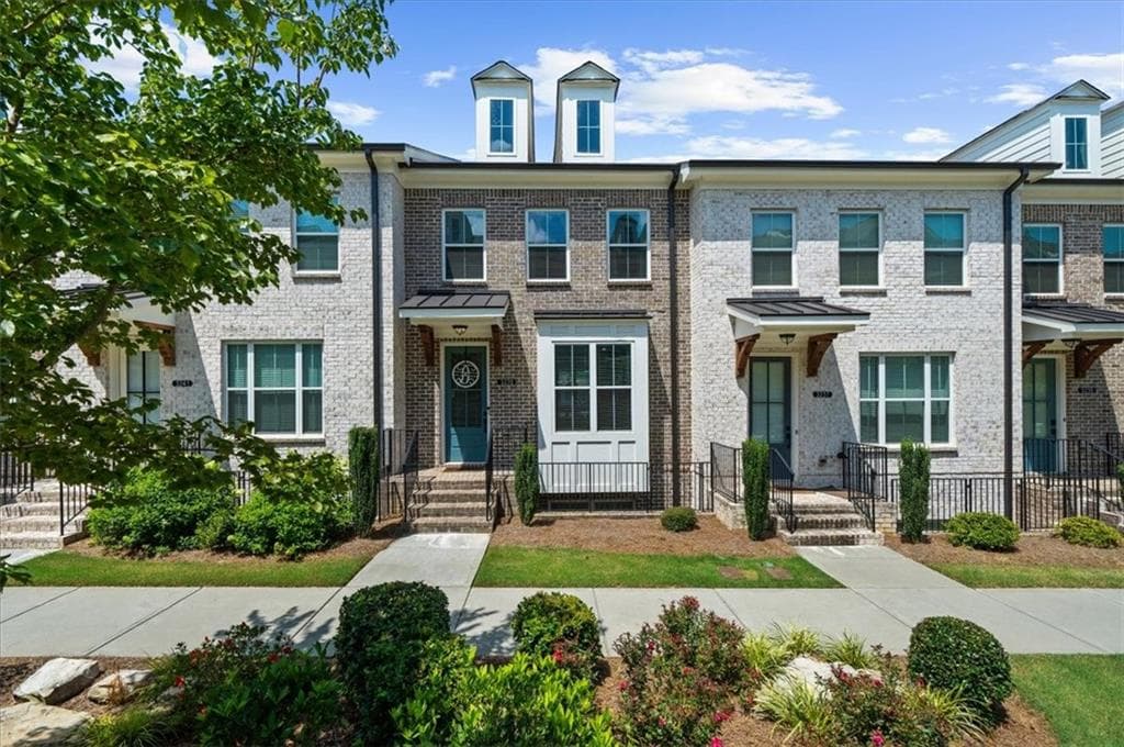 3 bedroom, 4 bathroom, 1,834 sq ft townhouse under contract at 3239 Bartee Walk, Suwanee, GA 30024